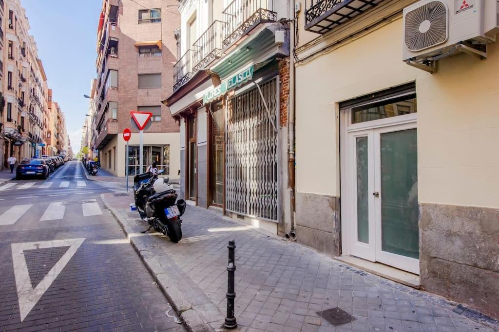 Cool Deluxe Interior Design A 2 Min De Gran Via Apartman Madrid Kültér fotó